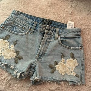 Abercrombie and Fitch - Harper Low Rise Short - Floral Embroidery